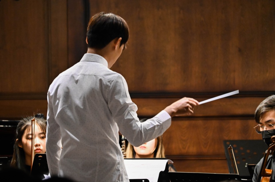 Kaine Zhu conducting