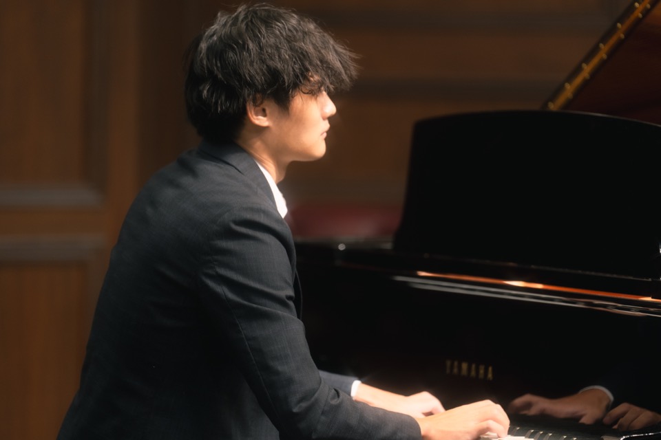 Kaine Zhu performing at the piano